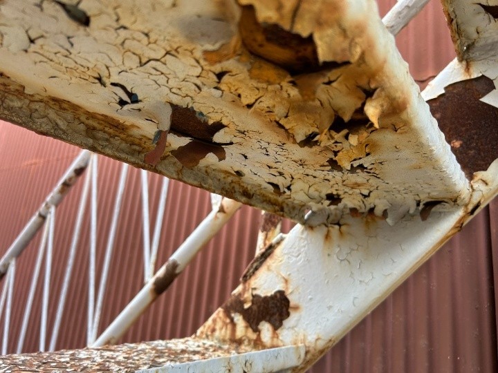 踏板裏面の塗膜剥離と錆の広がりを確認