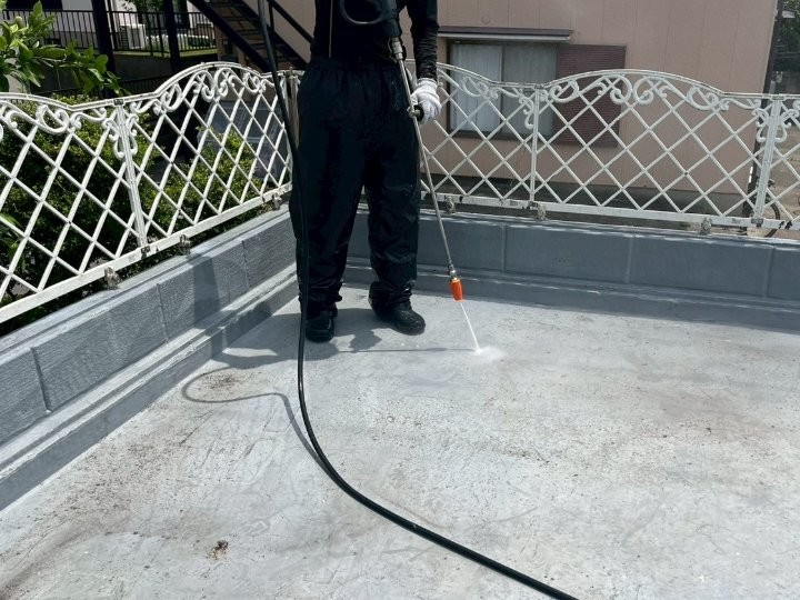屋上の高圧洗浄作業