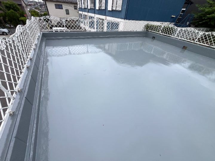 色褪せや剥がれが見られた屋上に防水トップコートを塗り替えて保護機能を回復した状態