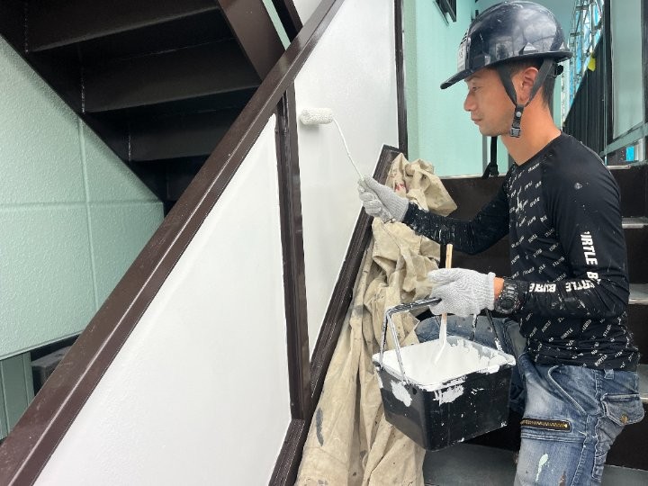 階段まわりの塗装