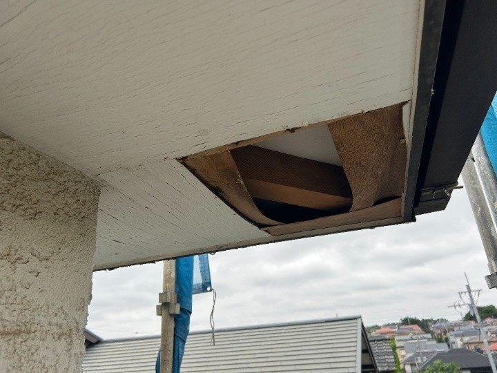軒天に穴あきが発生し、内部が露出している状態