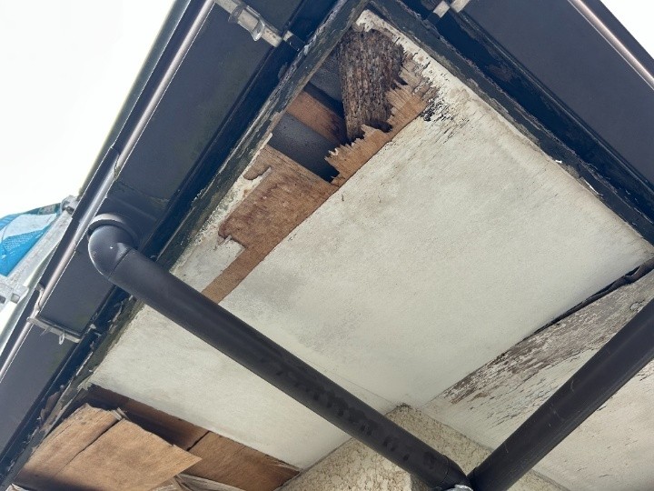 ベニヤ軒天の劣化が進み、広範囲で剝離が確認できる状況