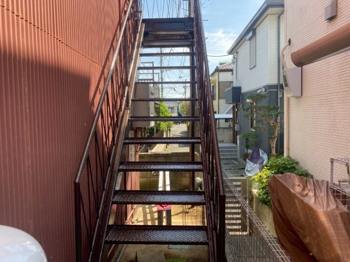 柏市大塚町にてアパートの鉄骨階段に「手すり溶接補強と塗装工事」を行い安全性回復して防錆強化