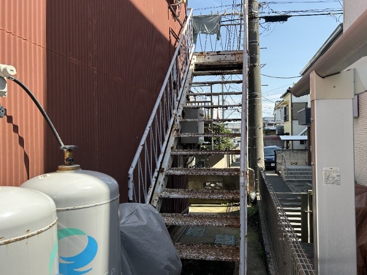 アパートの鉄骨階段の状態