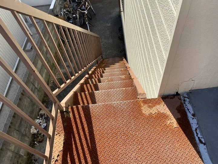 踏板と踊り場のサビ・塗膜状態を点検