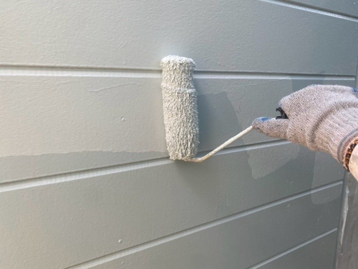 上塗りで仕上げの均一感と保護性能を高める