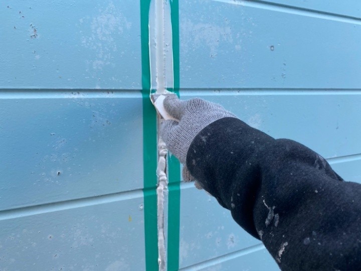 シーリングの充填とヘラ押さえで防水ラインを整える