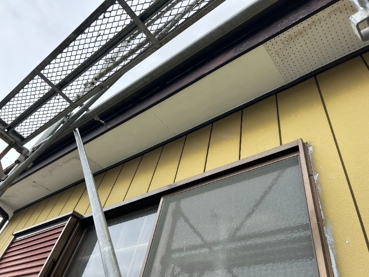 瓦棒屋根の合羽交換＋軒天のケイカル板補修を同時工事したお住まい