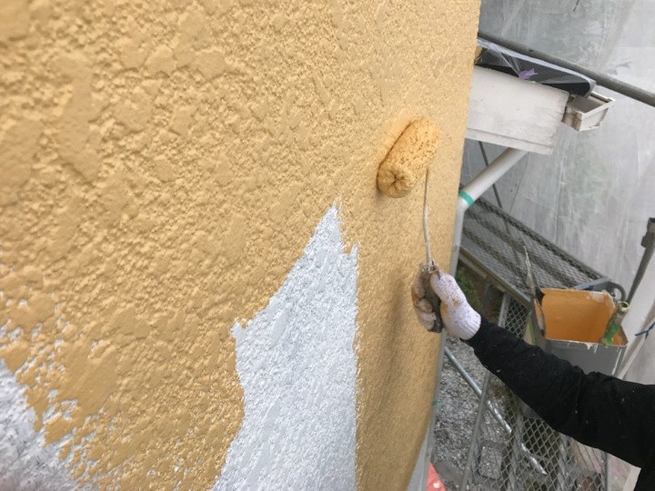 外壁の中塗り作業