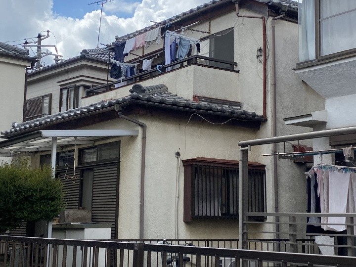 塗装工事前の築25年モルタル外壁