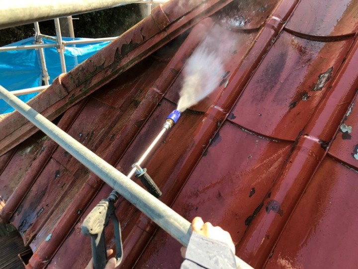 屋根の高圧洗浄作業