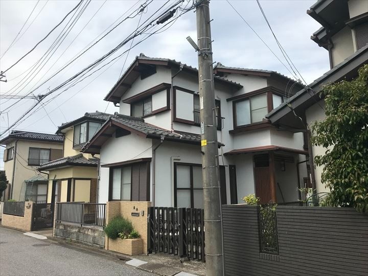 色褪せや苔の繁殖が見られるモルタル外壁