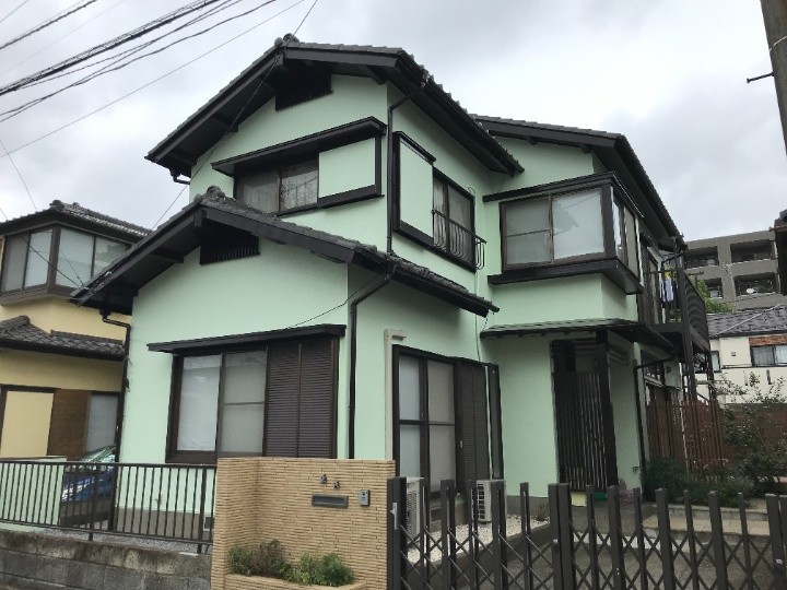 横浜市旭区にて色褪せや苔の繁殖が見られるモルタル外壁をパーフェクトトップで塗装し美観を回復