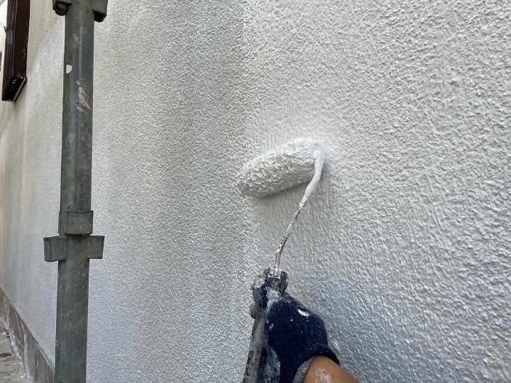 外壁の下塗り作業