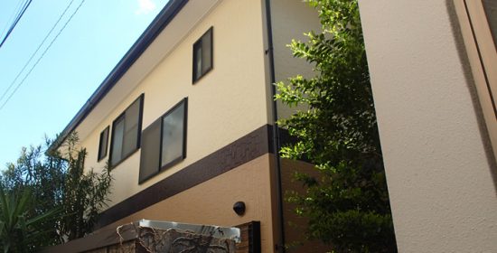 足立区中央本町の外壁塗装はスーパーセランフレックスのNO.34とNO.39のツートン仕上げ