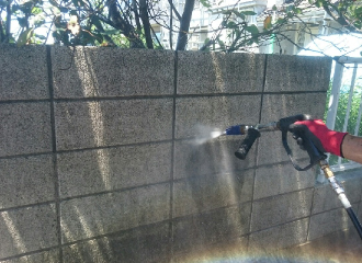 高圧洗浄機の水圧を落としてコンクリートの塀の汚れを洗浄