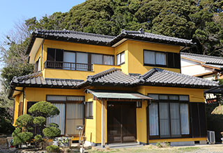 美観が向上した外壁塗装後の住まいの外観
