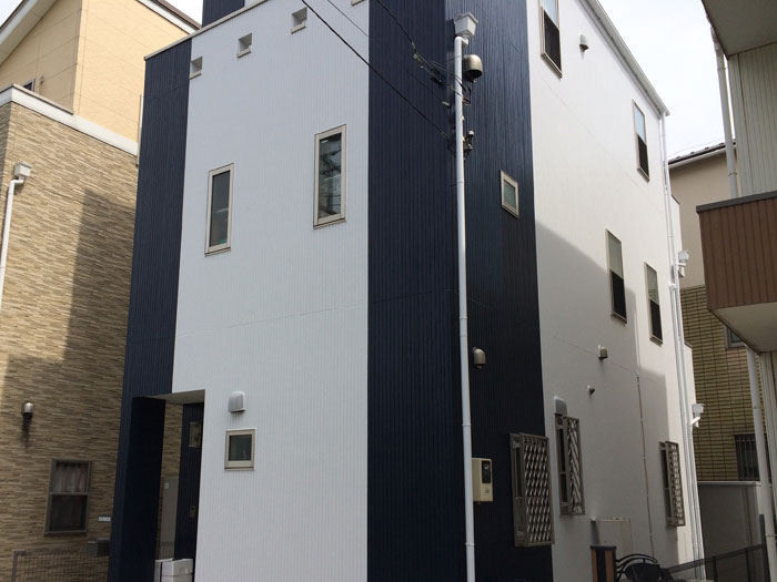 川崎市中原区｜ネイビーとホワイトのコントラストが素敵な外壁に仕上がりました！
