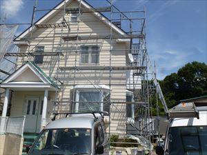 中塗り工程２日目、玄関側
