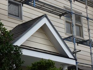 玄関上小屋根黒塗装