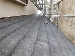 剥がれおちた旧塗膜の清掃