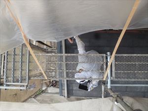 清掃終了後の下屋にシーラー塗布