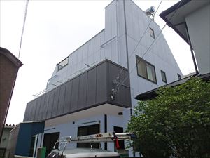 カラーシミュレーション、塗り分けパターン、外壁はやや暗めのライトブルー、ベランダはグレーブラック