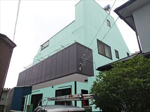 カラーシミュレーション、塗り分けパターン、外壁はライトグリーン、ベランダはグレーブラック