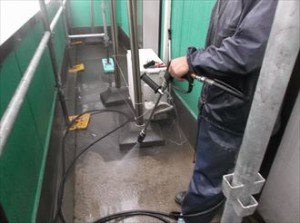 千葉市中央区　ビルの外壁塗装　高圧洗浄　ベランダ部