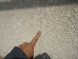 やや太めのモルタル壁クラック