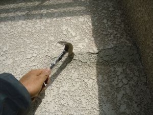 モルタル壁爆裂箇所の剥離作業