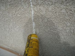やや太めのクラックへのコーキング充填作業
