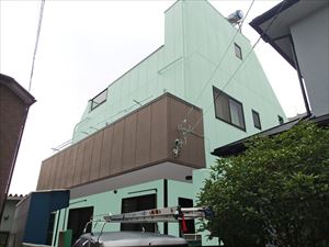 カラーシミュレーション、塗り分けパターン、外壁はライトグリーン、ベランダはダークブラウン
