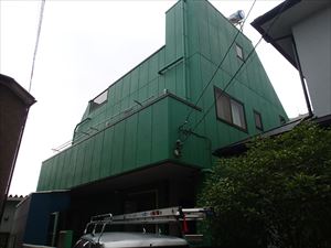 お住まいの外観、外壁色グリーン