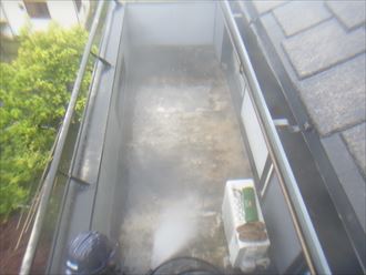 世田谷区でベランダのウレタン塗装防水施工　洗浄