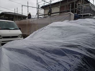 外壁塗装　足場とメッシュシート　車の保護シート