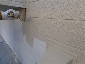 君津市の外壁塗装工事　中塗り２
