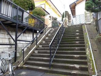 小平市　屋根塗装　お住まいの周辺　急な階段