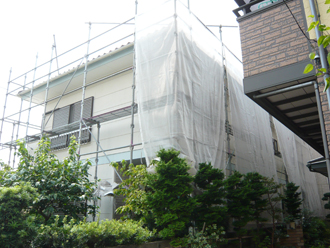 足場の架設とメッシュシート設置