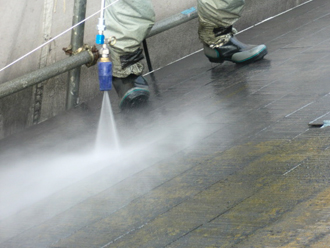 横浜市戸塚区　屋根塗装　高圧洗浄の様子