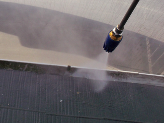 大田区　屋根塗装　高圧洗浄による雨樋清掃