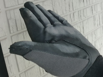 練馬区　外壁塗装の事前調査　チョーキングにより手袋に白い粉が付着している