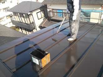 小平市　瓦棒葺き屋根の屋根塗装　中塗り