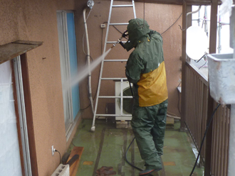 三鷹市　外壁塗装　雨具を着用して高圧洗浄
