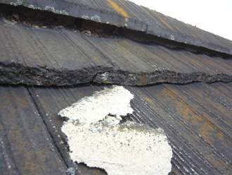 大田区　屋根塗装の事前調査　漆喰が剥がれて中の土が見えている