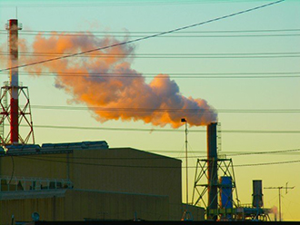 工場の排出する煙
