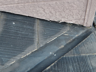 杉並区　棟板金飛散　屋根塗装事前調査　谷板金の変色