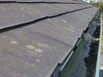 大田区　屋根塗装　雨樋に溜まった土砂