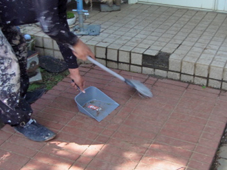 町田市　屋根塗装後の玄関周辺の清掃