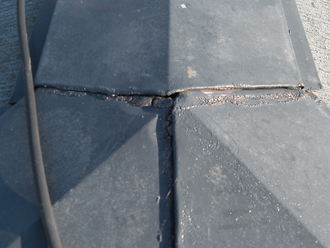 目黒区　屋根塗装　事前調査　棟板金のコーキング劣化